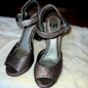 Gianni Bini silver heels with iridescent colors on silver